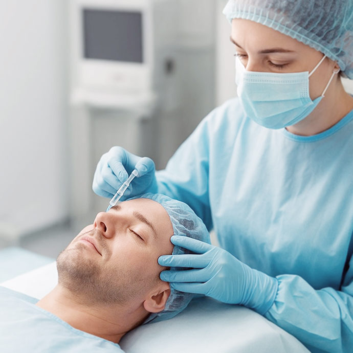 Anestezia la Adult - Medic Anestezist care pregateste pacientul prin anestezie de o interventie oftalmologica