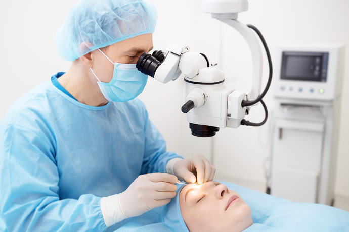 Medic oftalmolog ce se pregateste de o procedura chirurgicala oftalmologica pe un pacient