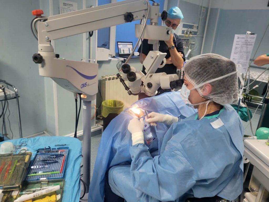 O interventie in premiera pentru sistemul privat oftalmologic din Romania - Prima operatie reusita prin tehnica GATT la o fetita de 10 ani cu glaucom pediatric - operatie reusita de Dr. Lidia Ladea-Degeratu