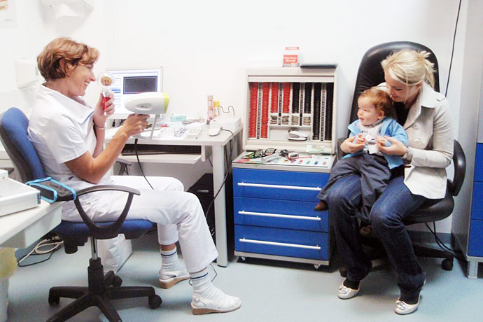 Medic Primar Oftalmolog Daniela Cioplean la o consultatie de oftalmopediatrie cu un copil.